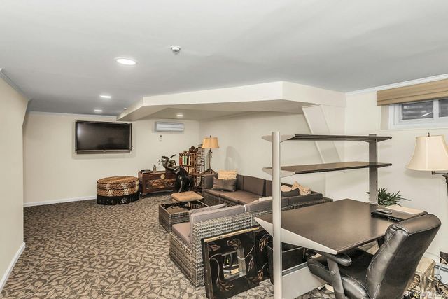 5 Jan Lane, Woodbury, NY 11797