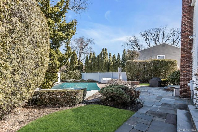 5 Jan Lane, Woodbury, NY 11797