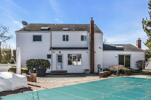 5 Jan Lane, Woodbury, NY 11797