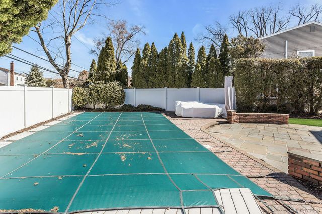 5 Jan Lane, Woodbury, NY 11797