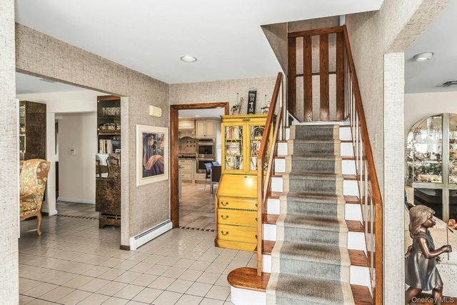 5 Jan Lane, Woodbury, NY 11797