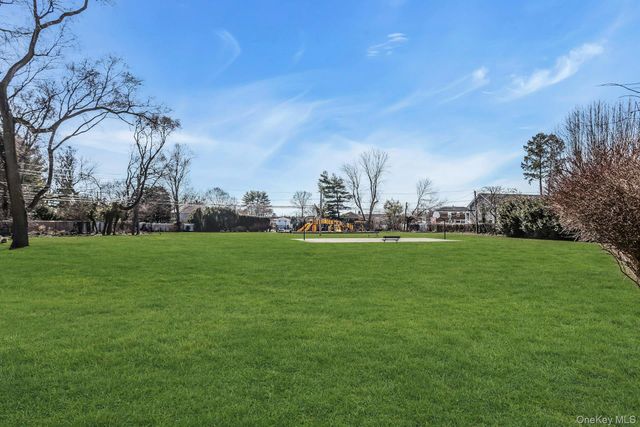 5 Jan Lane, Woodbury, NY 11797