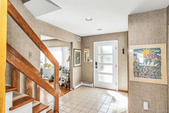 5 Jan Lane, Woodbury, NY 11797