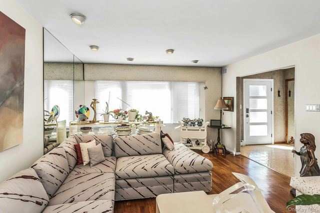 5 Jan Lane, Woodbury, NY 11797