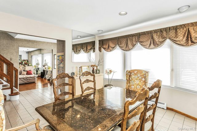 5 Jan Lane, Woodbury, NY 11797