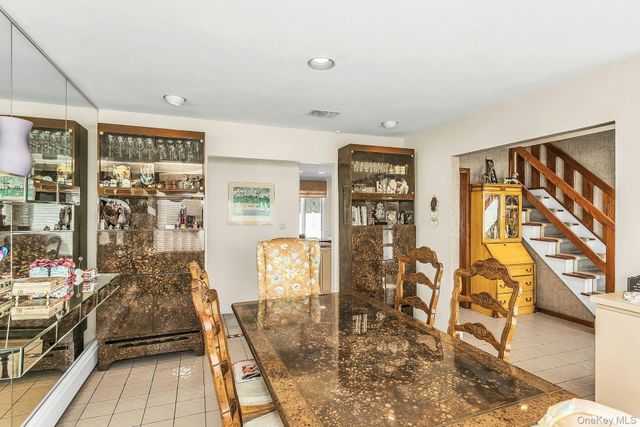 5 Jan Lane, Woodbury, NY 11797