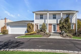 5 Jan Lane, Woodbury, NY 11797