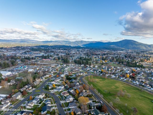 9192 N GREAT HALL DR, Hayden, ID 83835