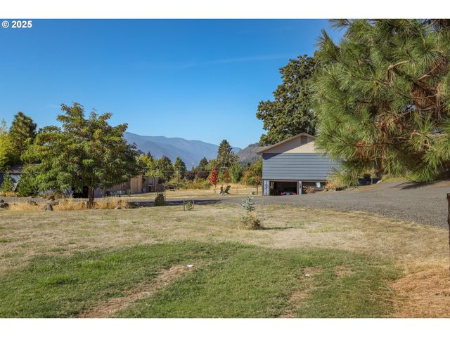 1195 Nw BAKER Dr, White Salmon, WA 98672