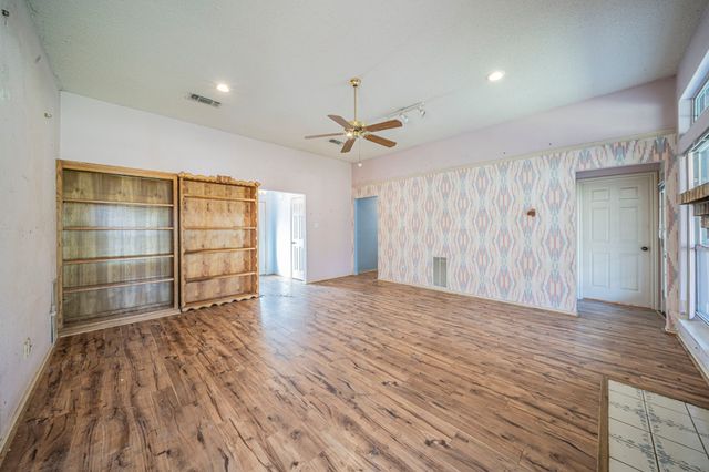 1011 Barry Lane, Cleburne, TX 76031