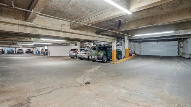 10 Lenox Road 1G, Rockville Centre, NY 11570