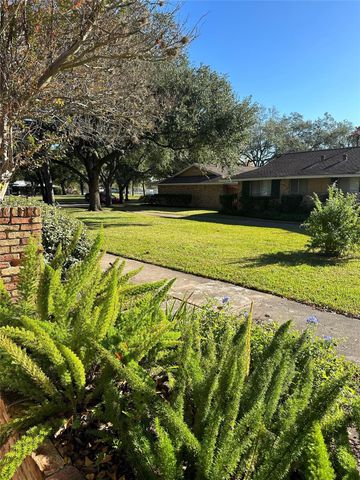 16522 Diana Lane, Houston, TX 77062