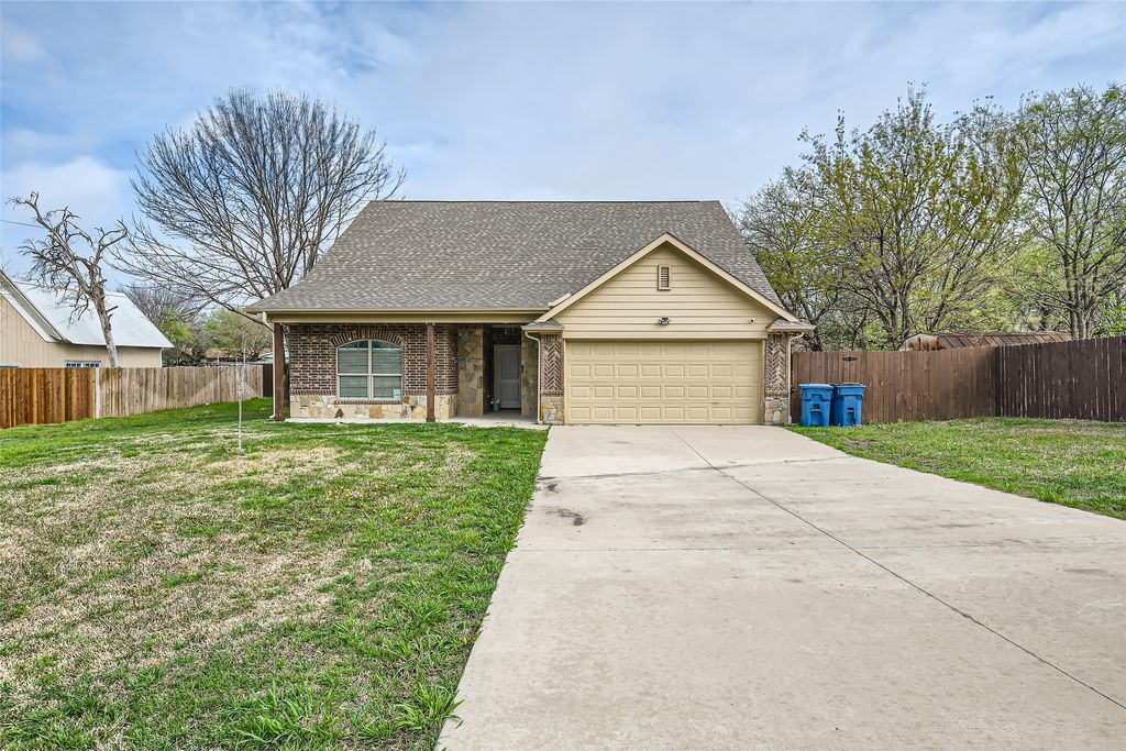 204 W Patton Avenue, Alvarado, TX 76009