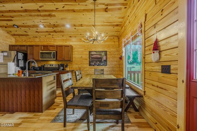 221 Forrest Loop Way, Gatlinburg, TN 37738