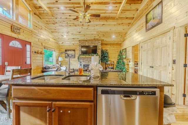 221 Forrest Loop Way, Gatlinburg, TN 37738