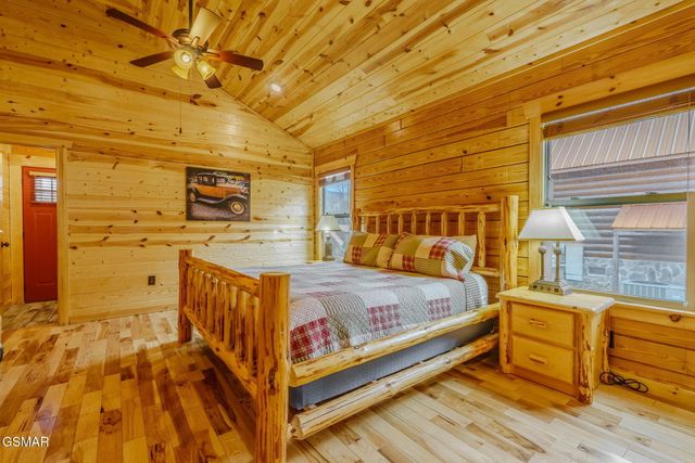 221 Forrest Loop Way, Gatlinburg, TN 37738