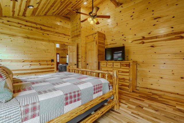 221 Forrest Loop Way, Gatlinburg, TN 37738