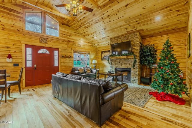 221 Forrest Loop Way, Gatlinburg, TN 37738