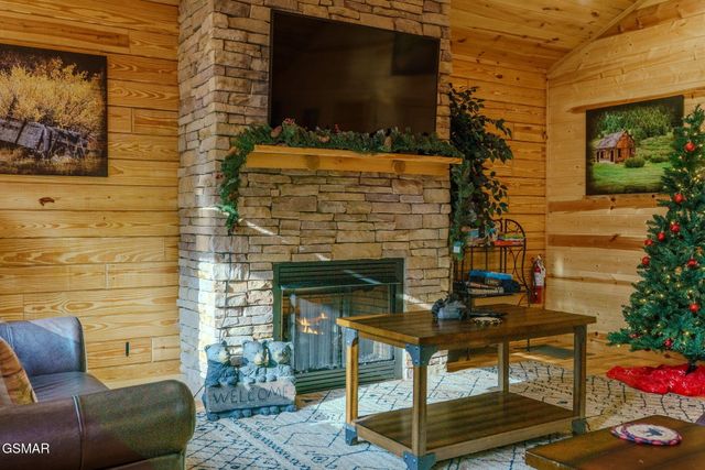 221 Forrest Loop Way, Gatlinburg, TN 37738