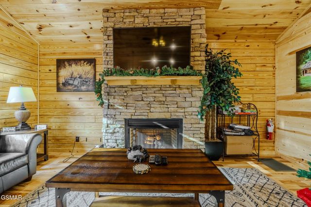 221 Forrest Loop Way, Gatlinburg, TN 37738