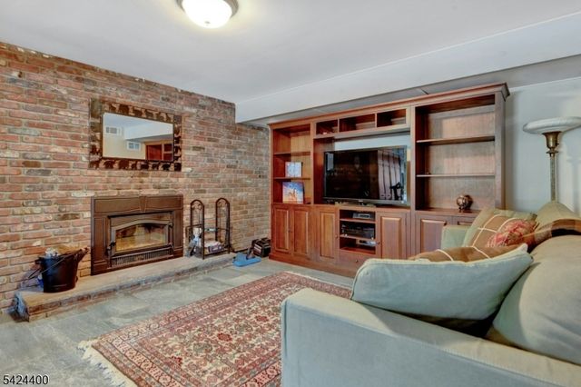 259 Long Meadow Rd, Kinnelon Boro, NJ 07405