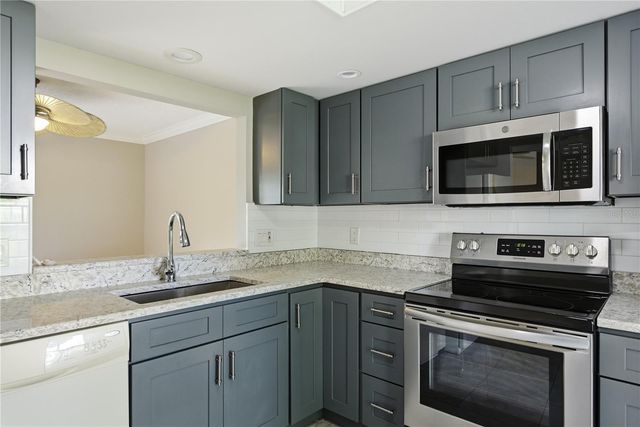 18 WINDRUSH BAY DRIVE, Tarpon Springs, FL 34689