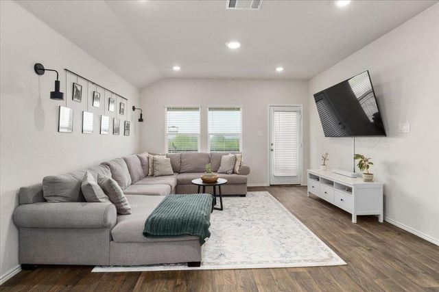 249 Calgary LN, San Marcos, TX 78666