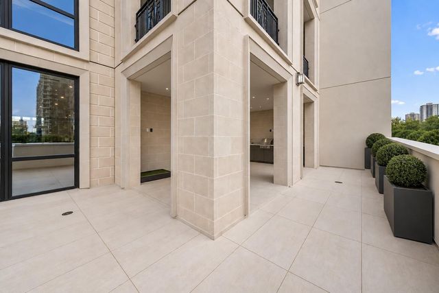 5010 Longmont Drive PH-2, Houston, TX 77056
