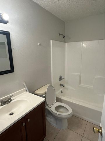8215 N KLONDYKE STREET, Tampa, FL 33604