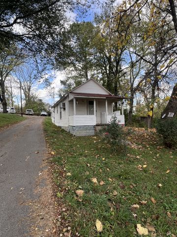 1202 Parker St, Columbia, TN 38401