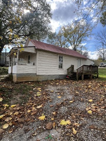 1202 Parker St, Columbia, TN 38401