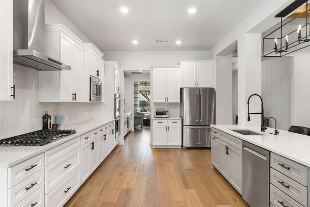 412 Oakpark DR, Spicewood, TX 78669