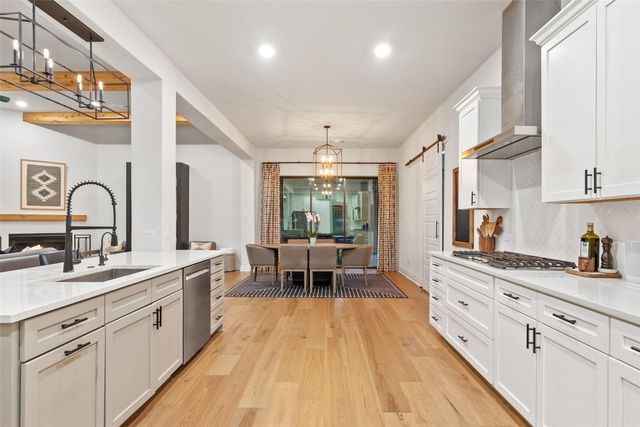 412 Oakpark DR, Spicewood, TX 78669