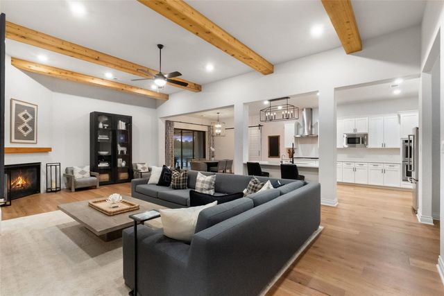 412 Oakpark DR, Spicewood, TX 78669