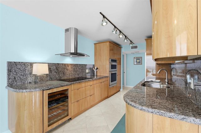 2425 GULF OF MEXICO DRIVE 8C, Longboat Key, FL 34228