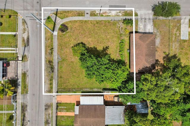 1895 NW 58th Street, Miami, FL 33142