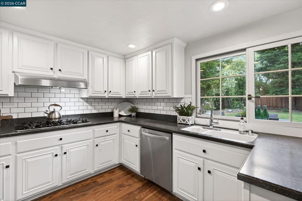 Image 8 of property listing at 602 Creekmore Ct, Walnut Creek, CA 94598