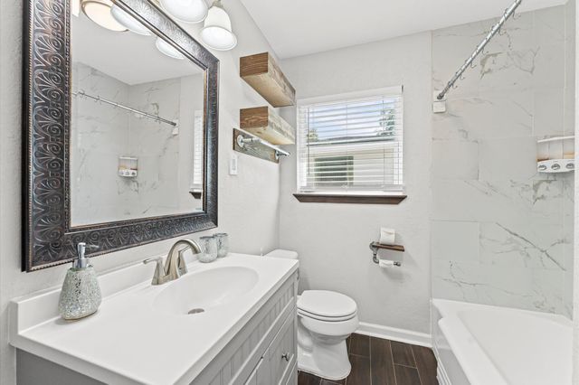 921 22nd Avenue N, Texas City, TX 77590