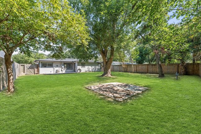 921 22nd Avenue N, Texas City, TX 77590