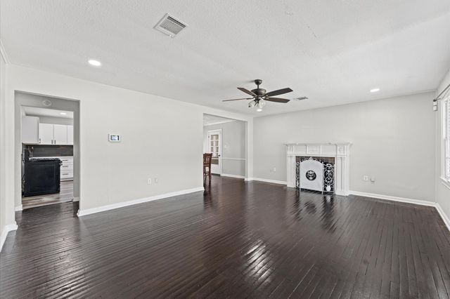 921 22nd Avenue N, Texas City, TX 77590