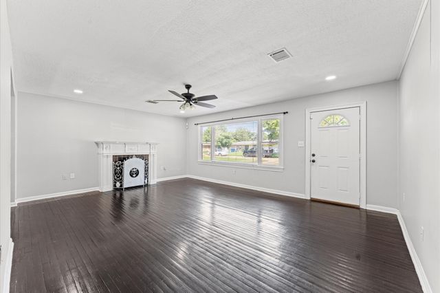 921 22nd Avenue N, Texas City, TX 77590