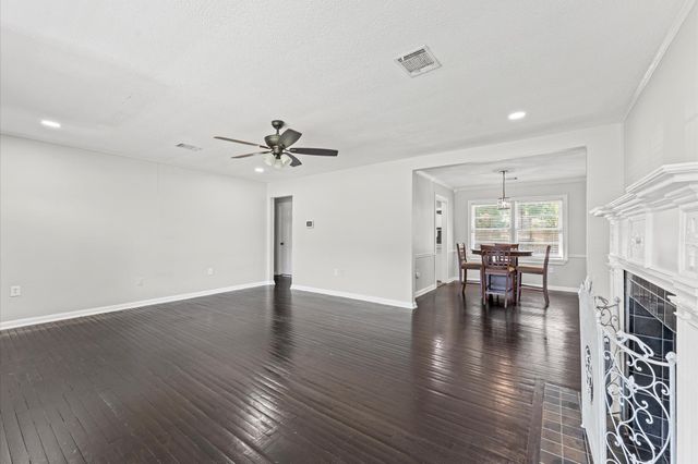 921 22nd Avenue N, Texas City, TX 77590