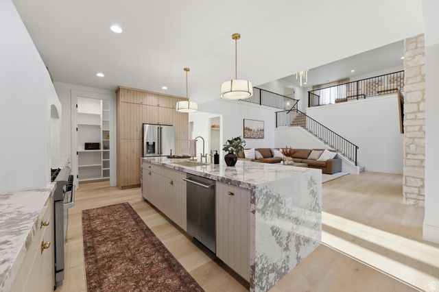 8554 S LYNWOOD ST, Sandy, UT 84070