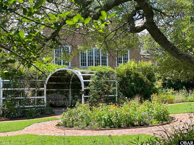 102 W Eden Street, Edenton, NC 27932