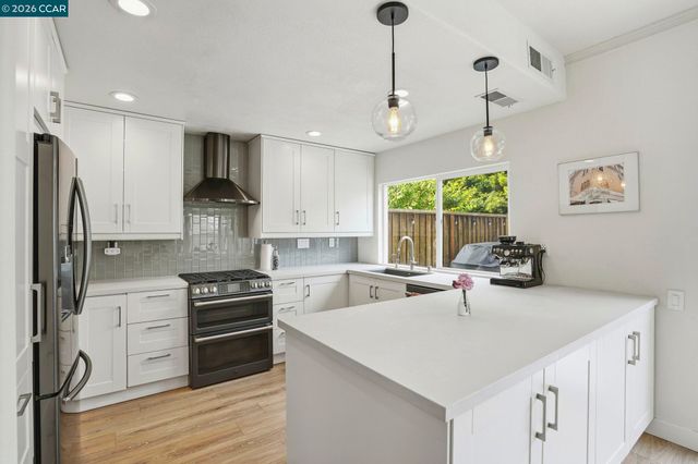 37 Seabreeze Dr, Richmond, CA 94804