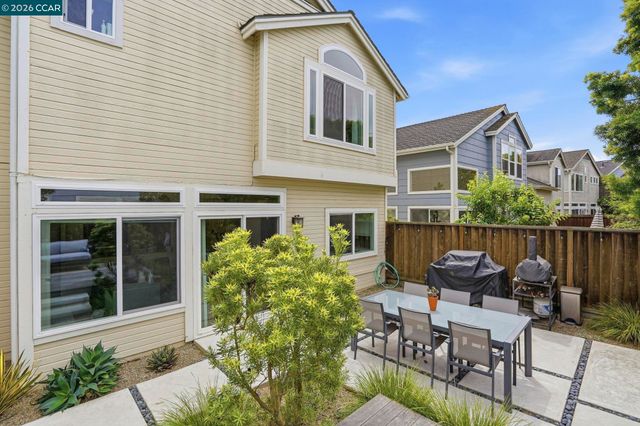 37 Seabreeze Dr, Richmond, CA 94804