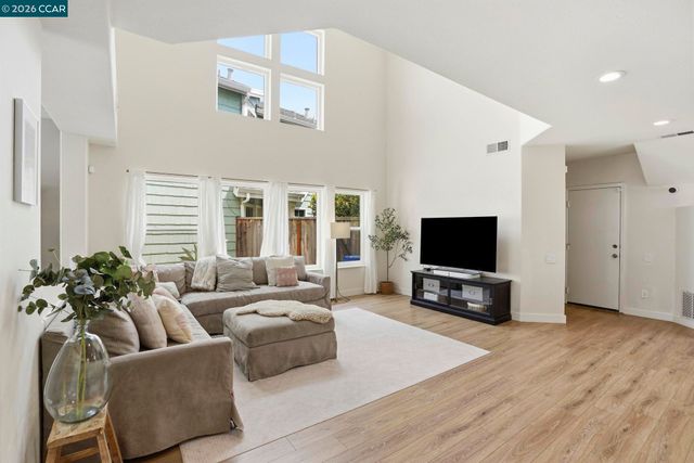 37 Seabreeze Dr, Richmond, CA 94804