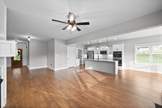 3968 Chapel Hill Rd, Clarksville, TN 37040