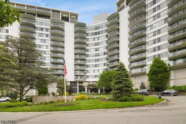 1 Claridge Dr 523, Verona Twp., NJ 07044