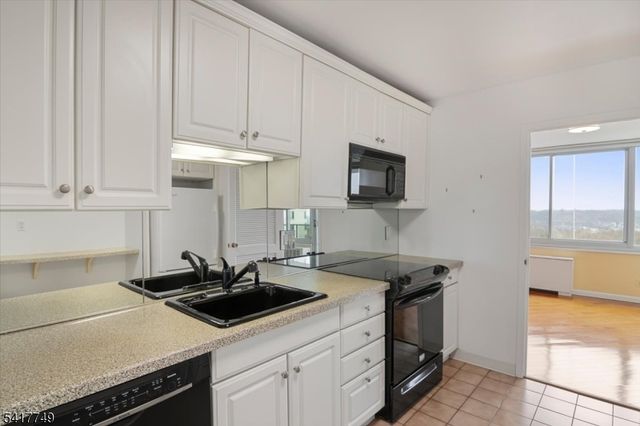 1 Claridge Dr 523, Verona Twp., NJ 07044